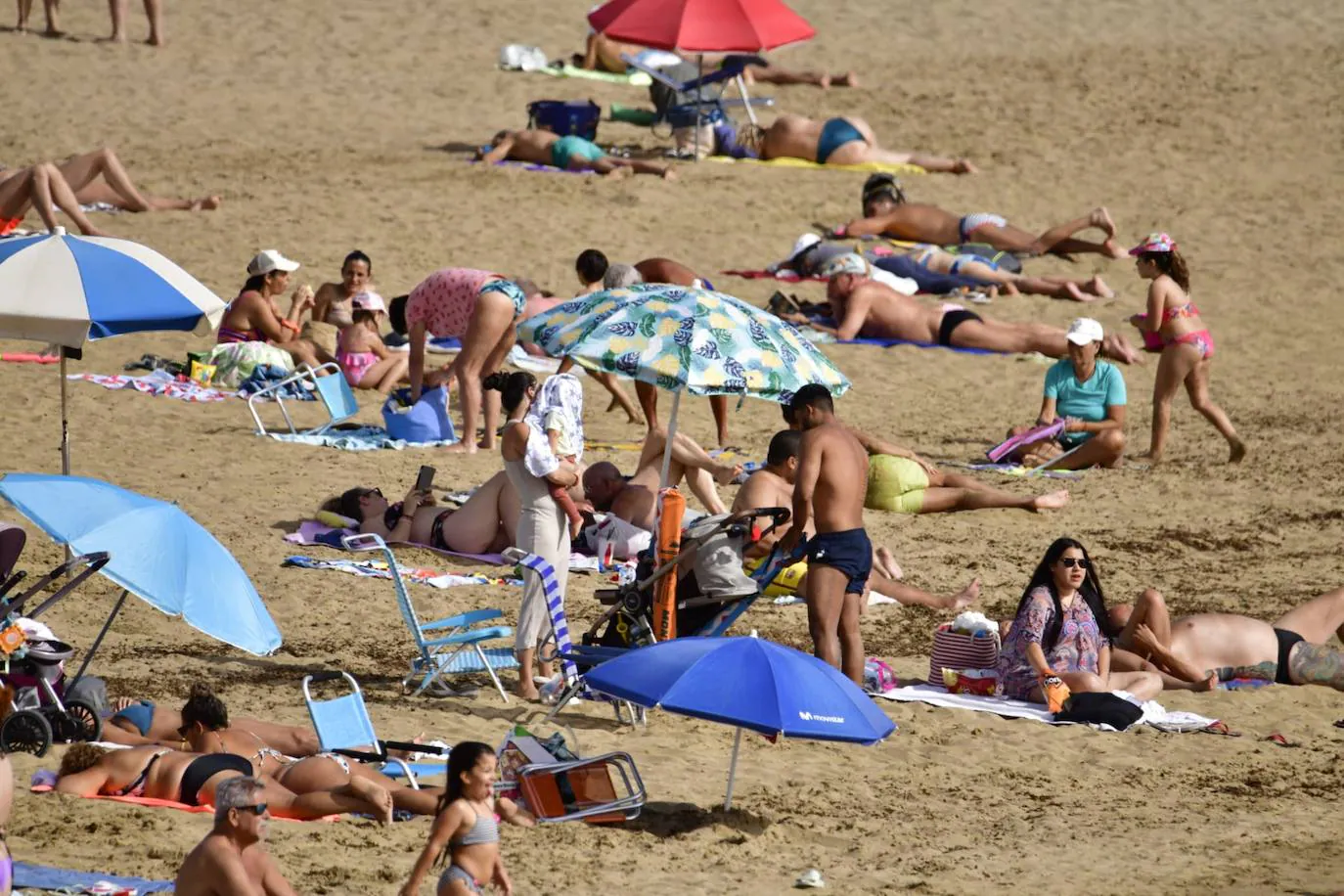 Las altas temperaturas llenan de gente la playa de Las Canteras