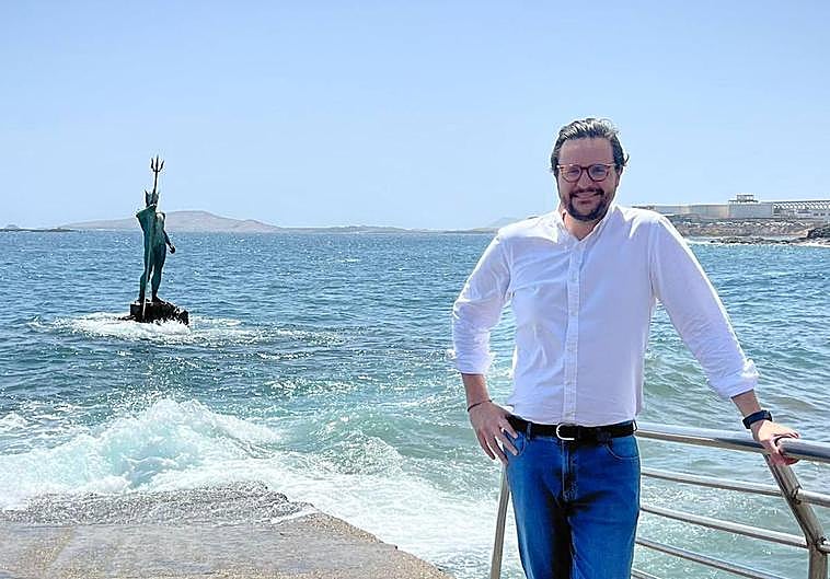 Imagen de Sergio Ramos, candidato del PP en Telde, en la playa de Melenara.
