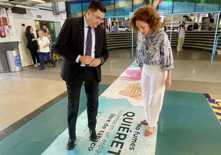 Miguel Ángel Pérez y Wendy López-Trejo sobre un mensaje colocado en el suelo.