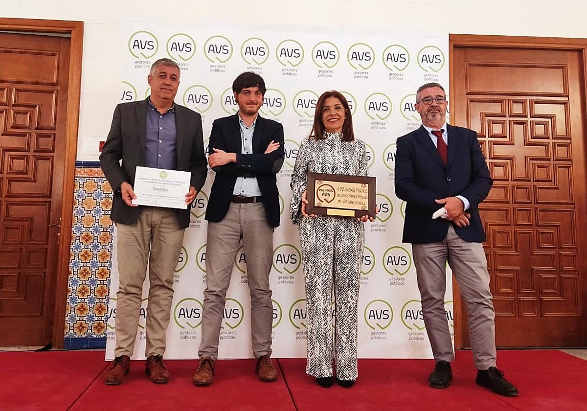 Servando González, a la izquierda de la foto, y Carmen Hernández recogieron el premio en Valencia.