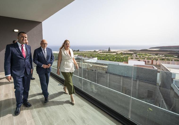 Pedro Rodríguez, Antonio Morales e Isabel Mensa durante su visita.