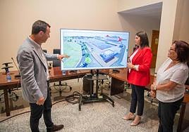 El viceconsejero Gustavo Santana explica a la alcaldesa Esther Hernández y a la primera teniente de alcaldesa Rita Díaz los detalles del proyecto de ampliacion del muelle del sur.