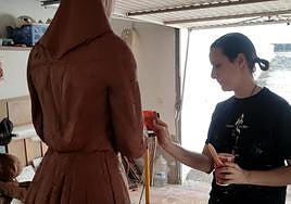 Escultora dando remates a la obra que este viernes se presenta en sociedad.