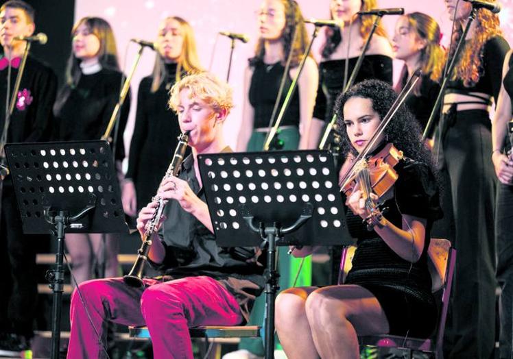 Alumnos del Bachillerato interpretan una pieza musical propia.