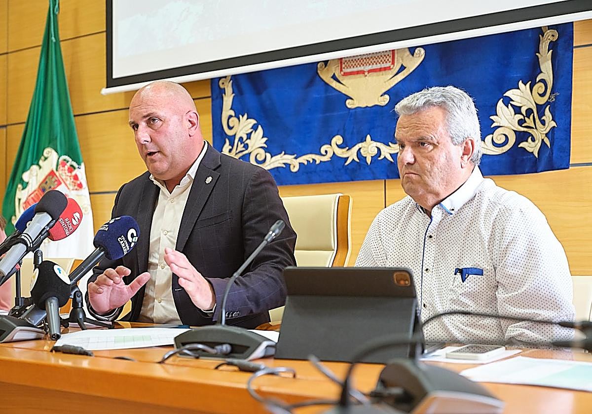 El presidente Sergio Lloret y el consejero Juan Nicolás Cabrera.