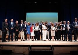Foto de familia de las personas distinguidas con los premios Viera y Clavijo y representantes de la Consejería de Educación.