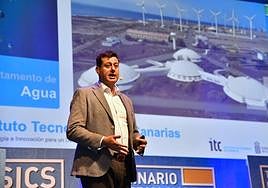 Baltasar Peñate se ayudó de un power-point para explicar mejor su charla.