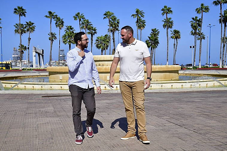 Carlos Carrión, a la izquierda, y Samuel González, en la Fuente Luminosa de Las Palmas de Gran Canaria.