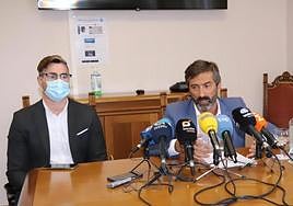 Pedro San Ginés con su abogado, en el Cabildo, en marzo de 2022.
