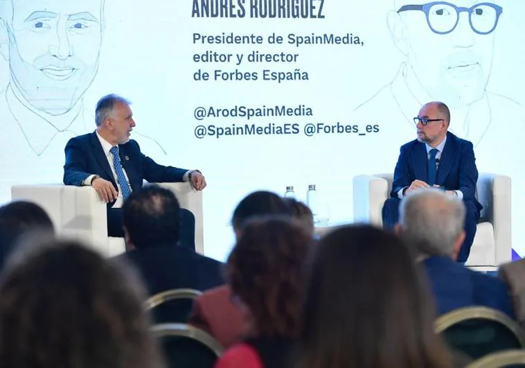 El presidente del Gobierno de Canarias, Ángel Víctor Torres (i) y el presidente de SpainMedia y director de Forbes, Andrés Rodríguez (d), en el acto de la revista económica.