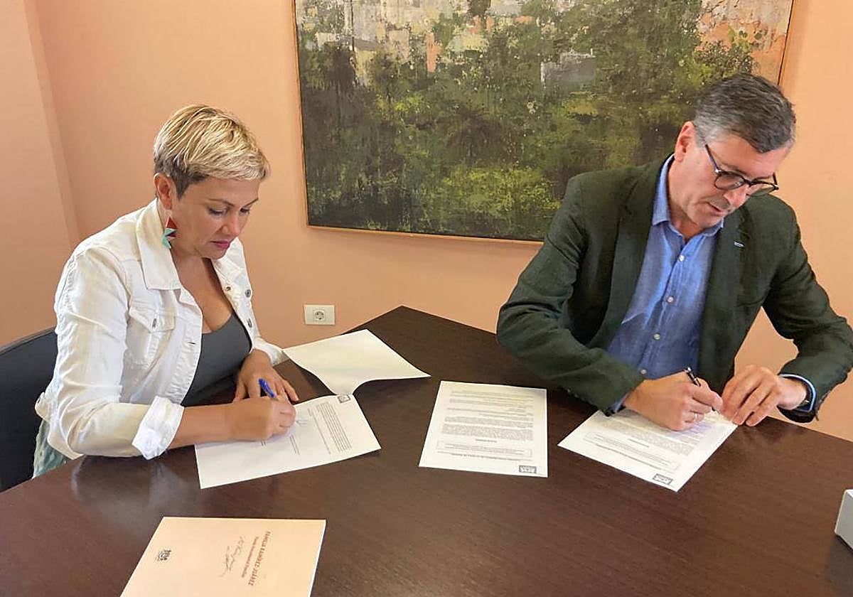 La alcaldesa, Ana Hernández, y el representante de la familia, Bartolomé Domínguez.