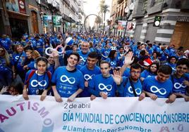 Una marcha azul sale a las calles para combatir la ignorancia sobre el autismo