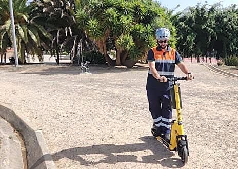 Imagen secundaria 1 - Pedro Quevedo probó el nuevo vehículo, presentado en La Mayordomía. 