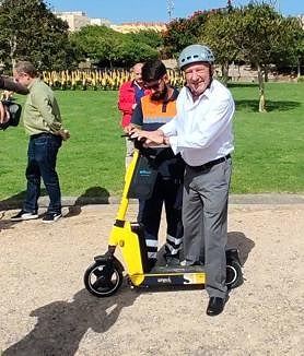 Imagen secundaria 2 - Pedro Quevedo probó el nuevo vehículo, presentado en La Mayordomía. 