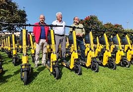 César García, Pedro Quevedo y José Eduardo Ramírez presentan el primer lote de patinetas públicas de la ciudad.