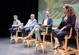 De izquierda a derecha, Javier Cercas, Alberto Alejandro Benítez, Rubén Pérez Castellano y Ayla Rodríguez, este lunes, en el Teatro Guiniguada.