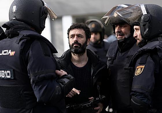 Rodrigo Sorogoyen, durante el rodaje de la serie 'Antidisturbios'.