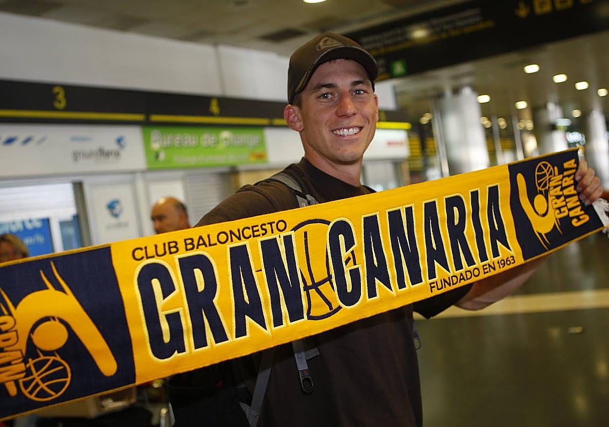 Jaycee Carroll posa con la bufanda del Gran Canaria