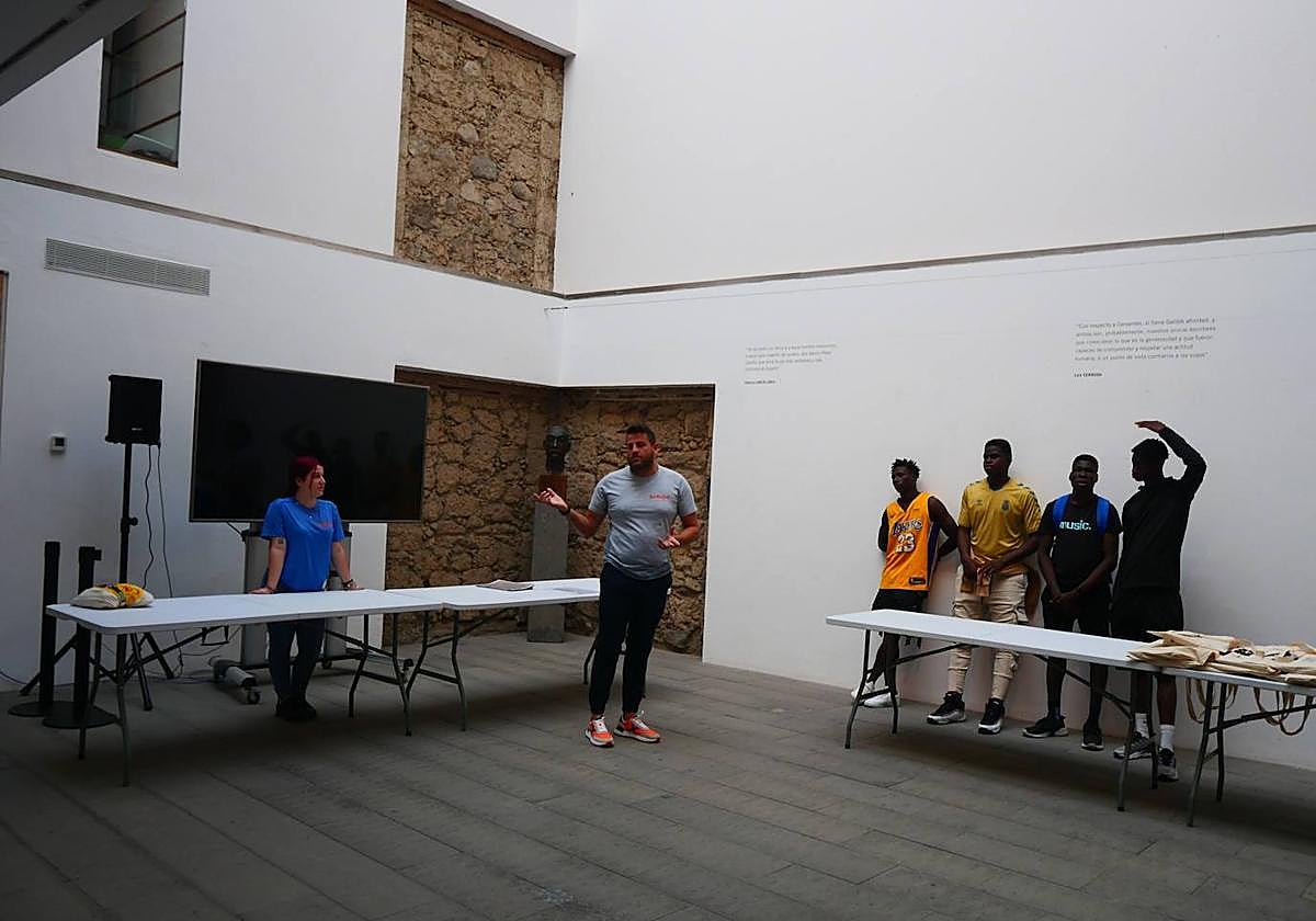 Un grupo de jóvenes escucha las instrucciones antes de participar en una gymkana en la Casa-Museo Pérez Galdós.