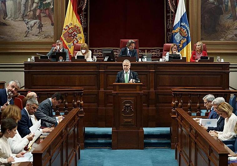 Imagen de archivo del Parlamento de Canarias durante esta legislatura.