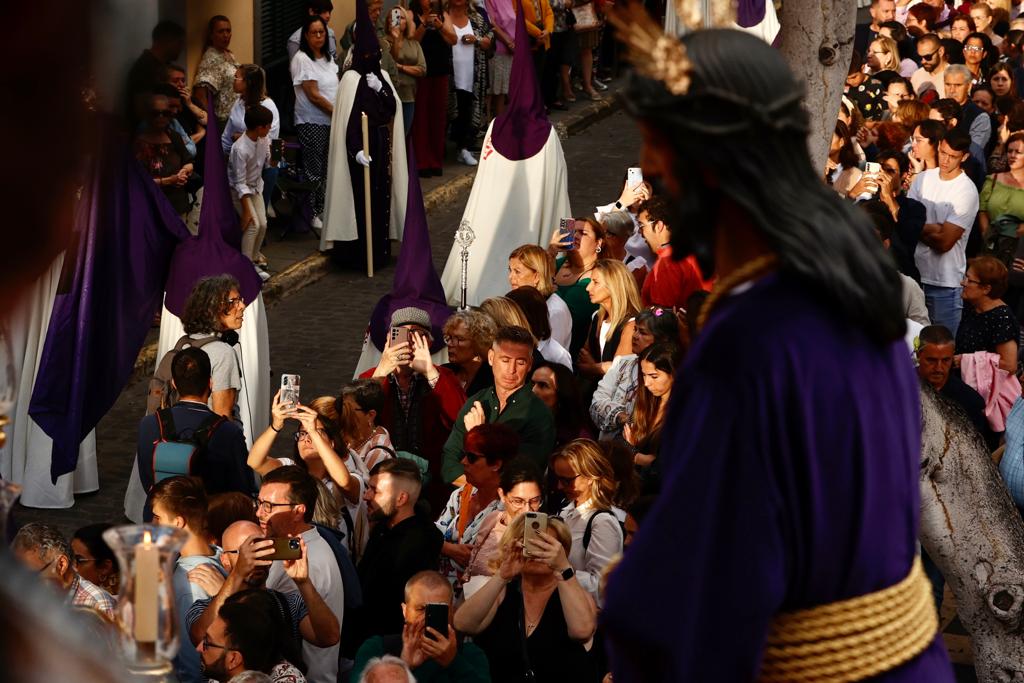 La procesión con nazarenos vibra en Vegueta