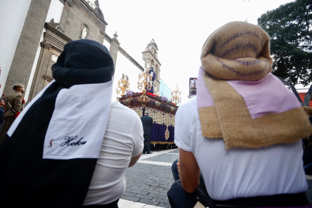 La procesión con nazarenos vibra en Vegueta