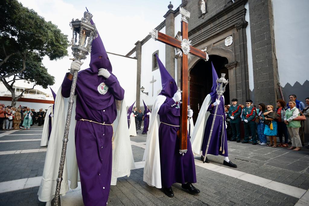 La procesión con nazarenos vibra en Vegueta