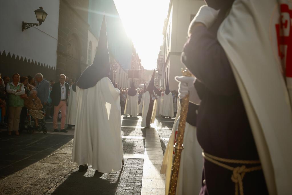 La procesión con nazarenos vibra en Vegueta