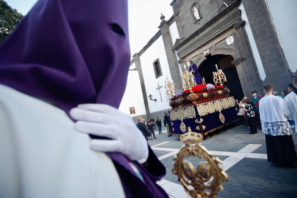 La procesión con nazarenos vibra en Vegueta
