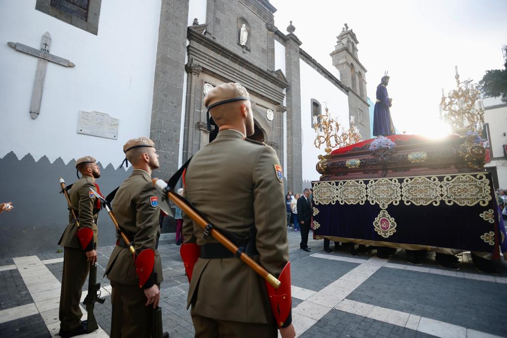 La procesión con nazarenos vibra en Vegueta