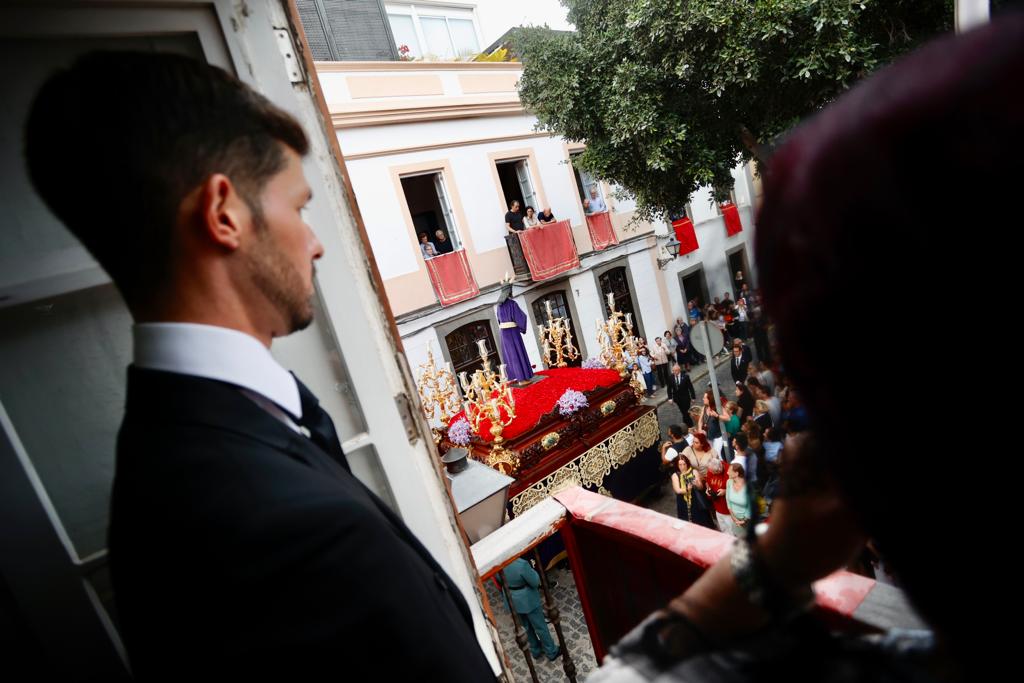 La procesión con nazarenos vibra en Vegueta