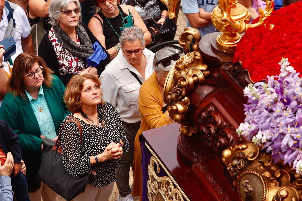 La procesión con nazarenos vibra en Vegueta