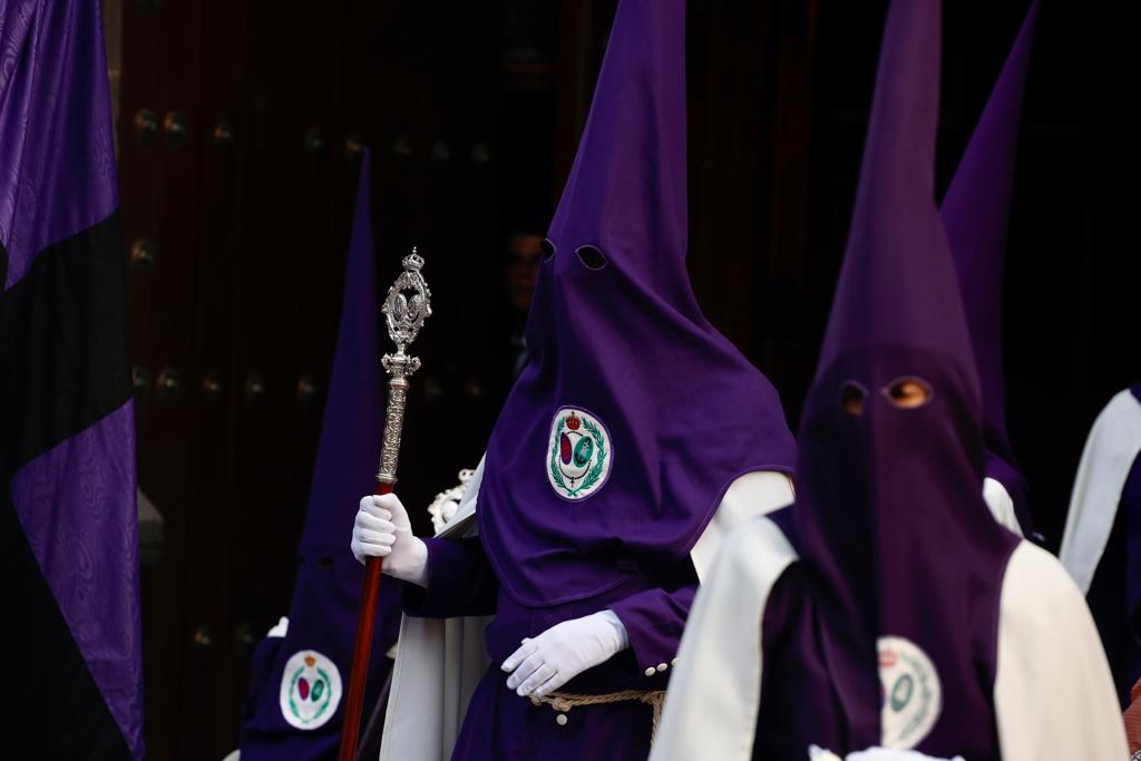 La procesión con nazarenos vibra en Vegueta