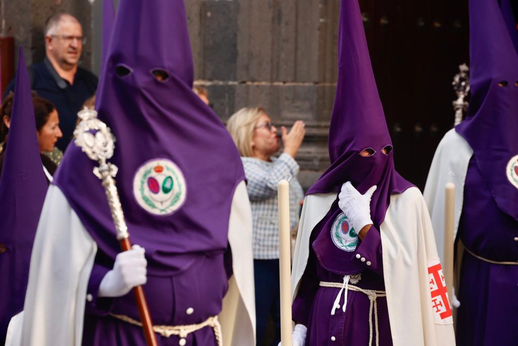 La procesión con nazarenos vibra en Vegueta