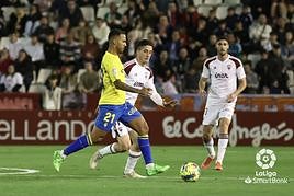 Jonathan Viera con el balón en los pies en el Carlos Belmonte.