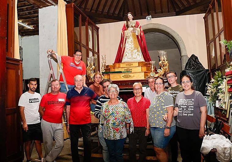 Parte de los miembros de la Hermandad del Santo Encuentro.