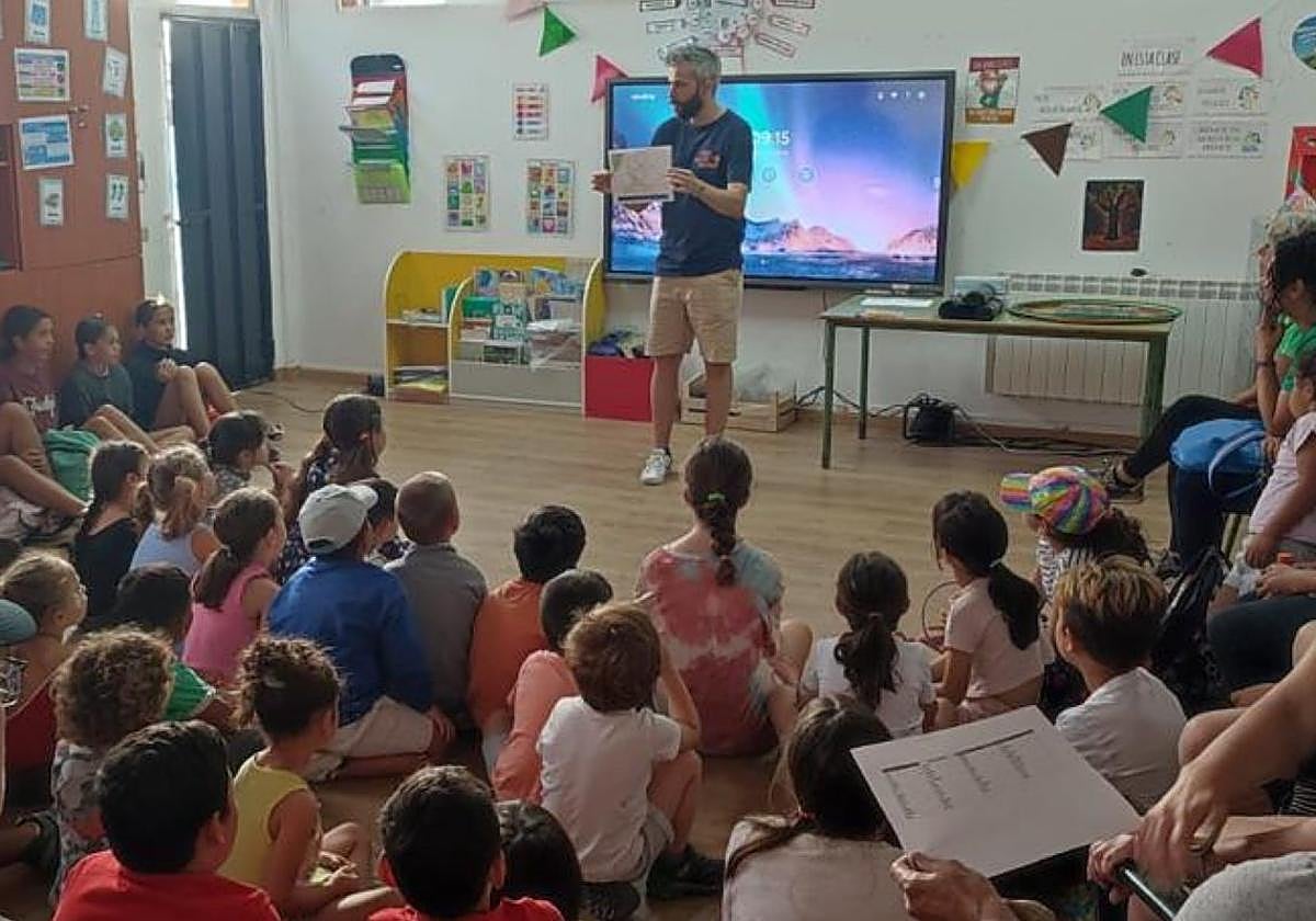 Tanausú del Pino, director del colegio, hablando con los alumnos del centro educativo valsequillero.