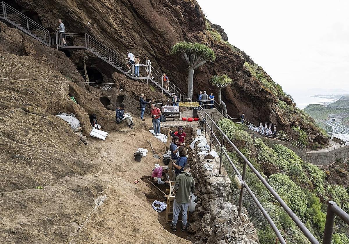 Trabajos arqueológicos en marcha en el yacimiento de Cenobio de Valerón.
