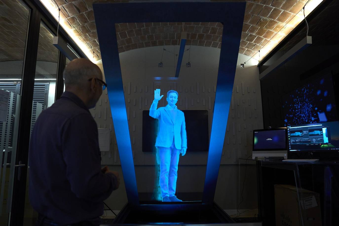 Un holograma con la imagen del director general de Cisco en España, Andreu Vilamitjana, da la bienvenida a la sede de la empresa en Barcelona. Vilamitjana explica en una entrevista con Efe que la multinacional estadounidense ha comenzado ya a contratar a ingenieros para su primer centro de diseño de microchips de la Unión Europea, que ubicará en Barcelona, al tiempo que, en paralelo, ultima la incorporación de la persona responsable de este proyecto. 