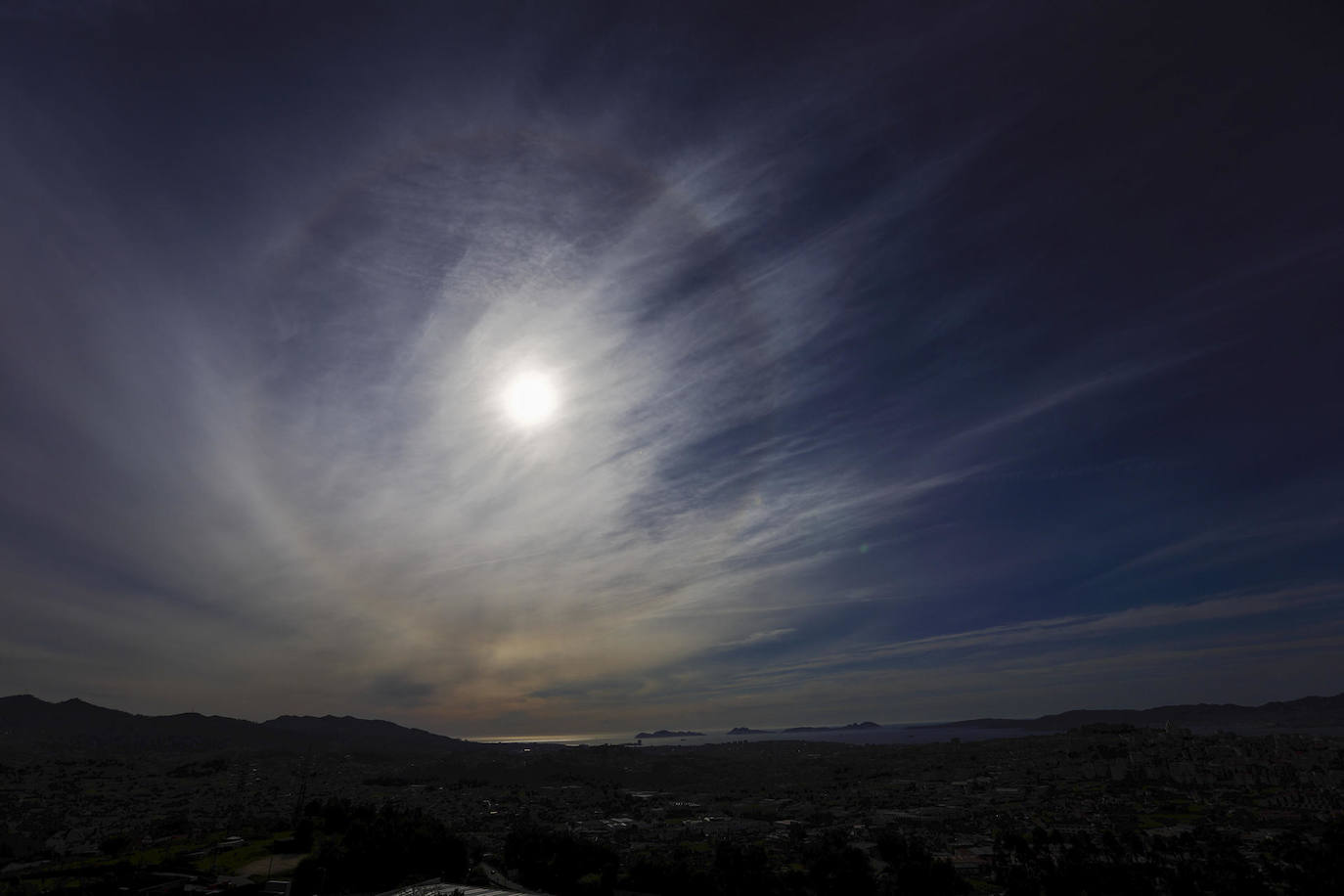 Vista de un halo solar sobre la ría de Vigo, en un fenómeno óptico atmosférico conocido como antelia. 