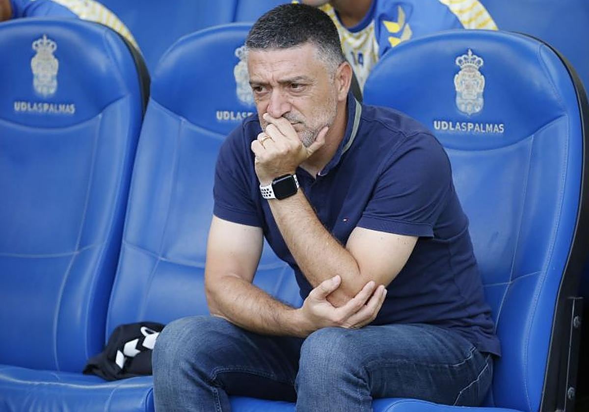 García Pimienta, pensativo durante un choque de la UD en el Gran Canaria.