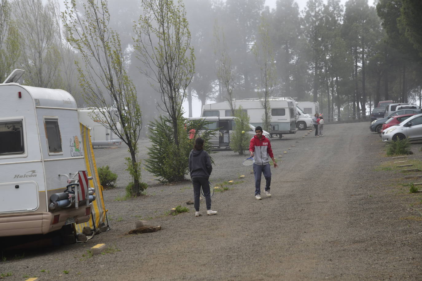 Las familias disfrutan de unas vacaciones diferentes acampando en la cumbre