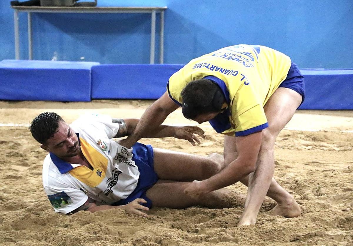 Roberto Barrios pugna con James Rodríguez.