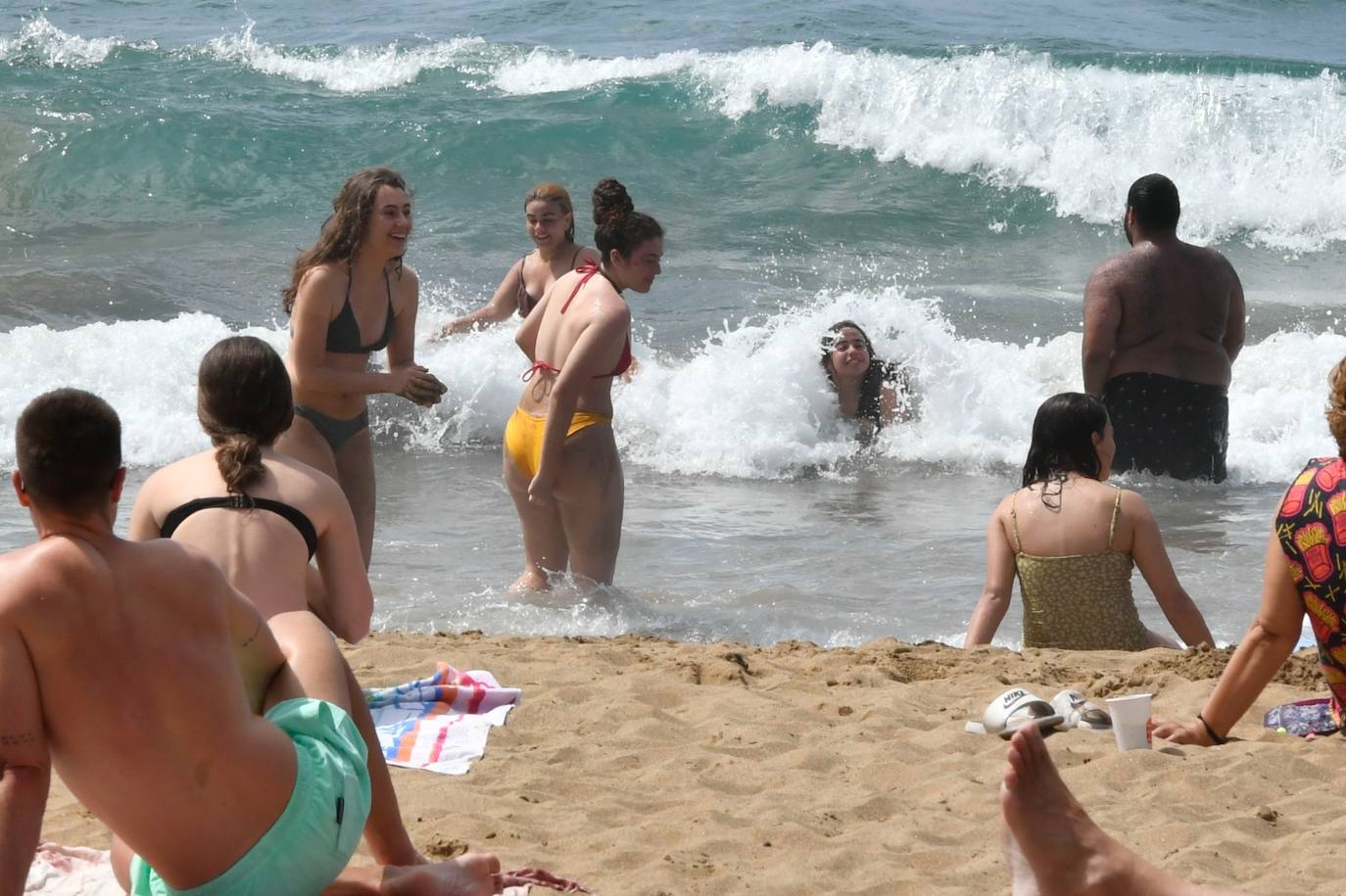 Las Canteras, abarrotada pese a la bandera roja por aguavivas