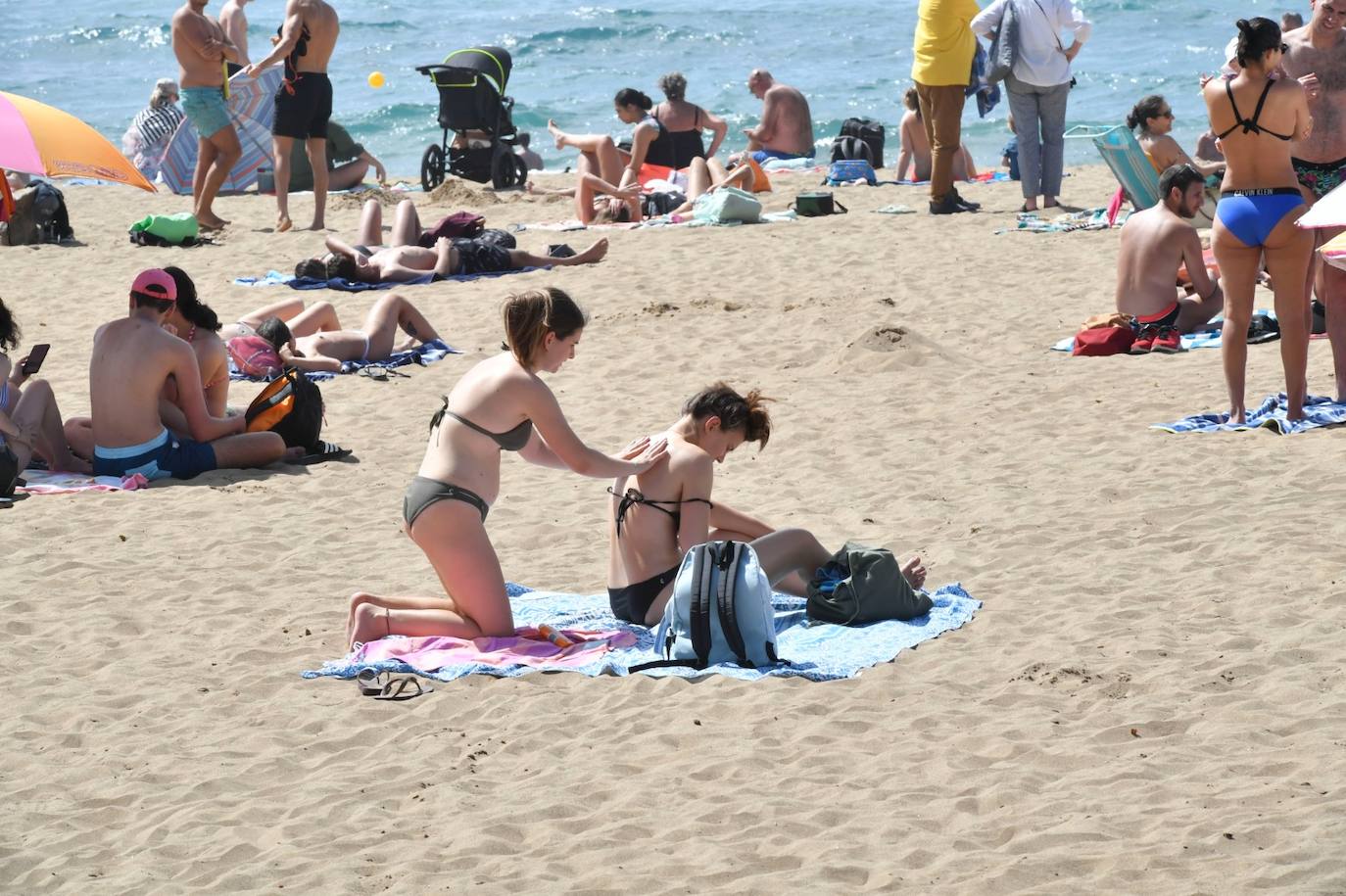 Las Canteras, abarrotada pese a la bandera roja por aguavivas