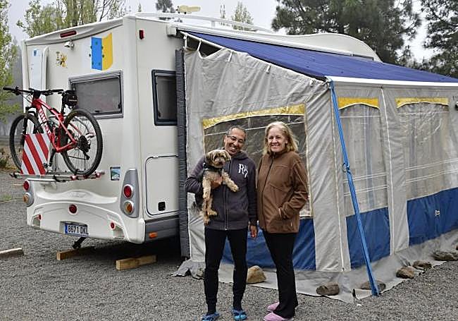 Celestino Rodríguez junto a su mujer y su perrito en el camping.
