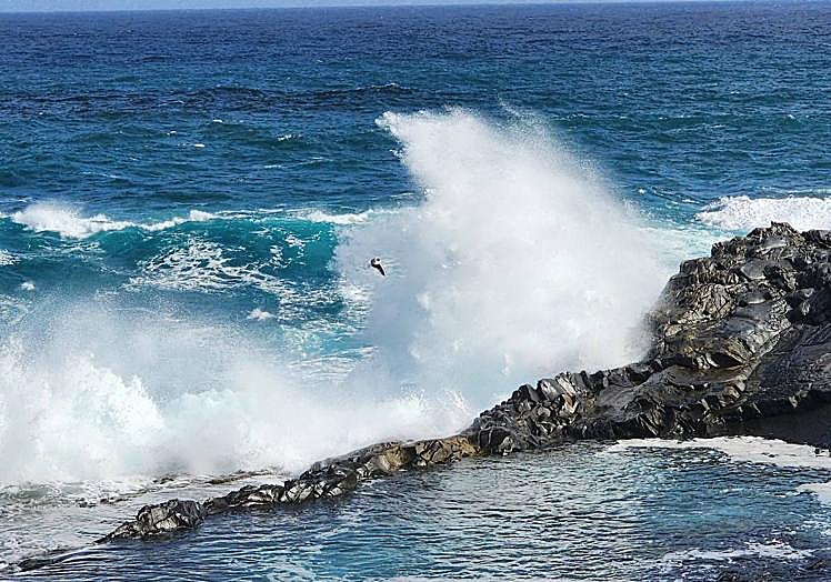 Imagen principal - Las olas impiden el baño el Jueves Santo