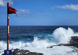 Las olas en la zona norte de Gran Canaria impiden el baño el Jueves Santo.