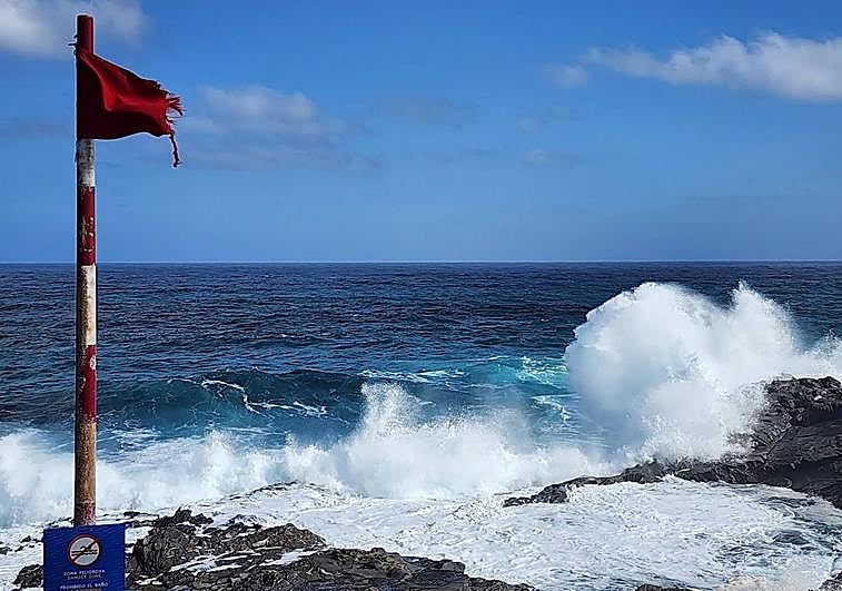 Las olas en la zona norte de Gran Canaria impiden el baño el Jueves Santo.