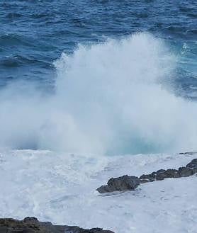 Imagen secundaria 2 - Las olas impiden el baño el Jueves Santo